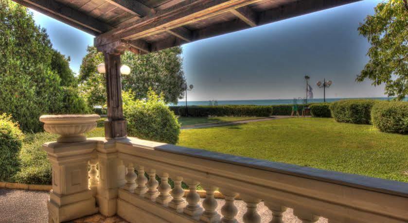 Andalucia Beach Hotel Елените Экстерьер фото